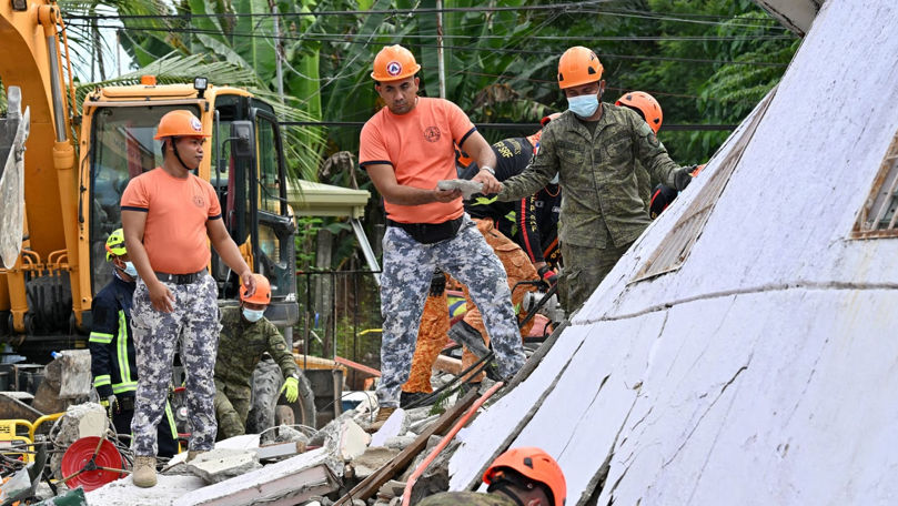 На Филиппинах объявлена угроза цунами после землетрясения магнитудой 7,4.