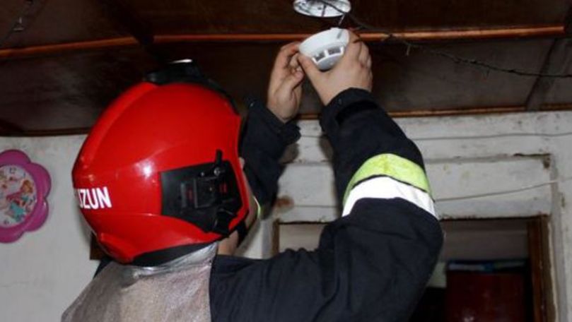 Pompierii instalează detectoare de fum în localităţile din ţară