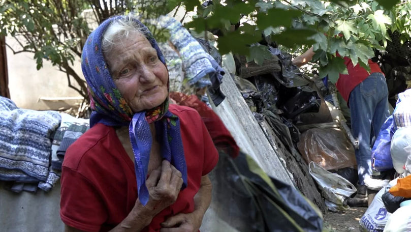 В Бельцах женщина с синдромом Плюшкина превратила двор дома в свалку.