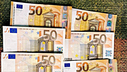 Femeie de 50 de ani, șantajată de fostul iubit: Îi cerea 300 de euro