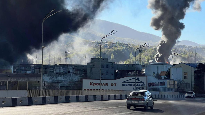 В Туапсе снова загорелся нефтеперерабатывающий завод после атаки дронов.