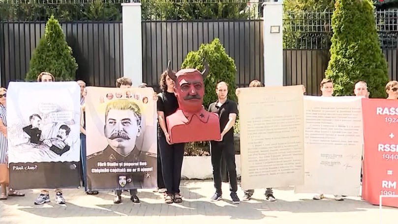 Flashmob cu bustul lui Stalin la Ambasada Rusiei: Nu uităm ocupația