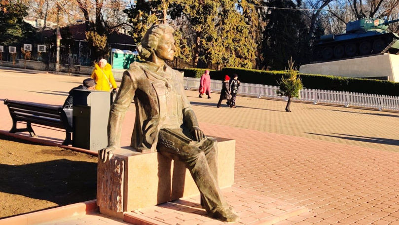 Monumentul poetului Mihai Eminescu, instalat pe o stradă din Bălți