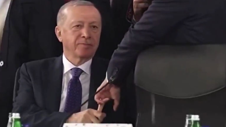 Gestul neobișnuit făcut de Erdogan când s-a întâlnit cu Macron