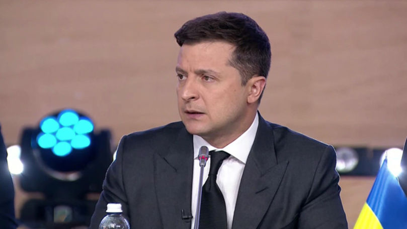 Охрана Зеленского оттеснила журналистку, задающую неудобные вопросы.