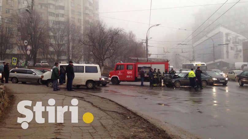 Accident grav în Capitală: Un șofer, transportat la spital