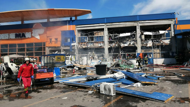 Explozie la un centru comercial din Botoșani: 13 persoane, rănite grav