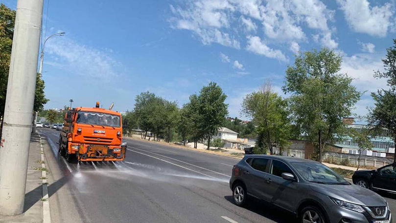 Cod Galben de caniculă: Străzile din Capitală, stropite cu apă