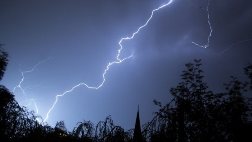 Alertă meteo: Cod galben de furtuni cu descărcări electrice și grindină