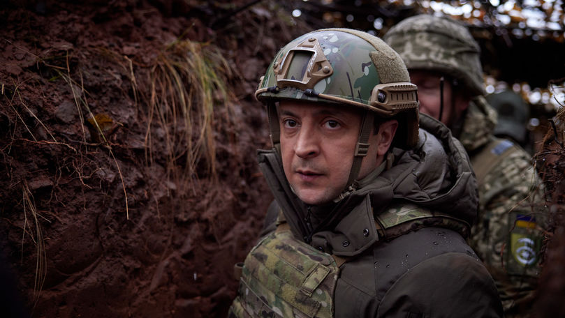 Zelenski a vizitat trupele din Donbas: A purtat cască și vestă antiglonț