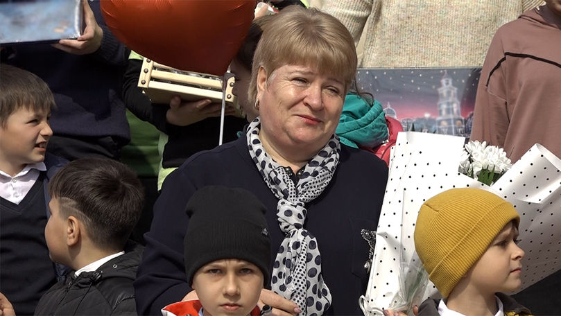 Moment emoționant pentru o învățătoare. De ce surpriză a avut parte