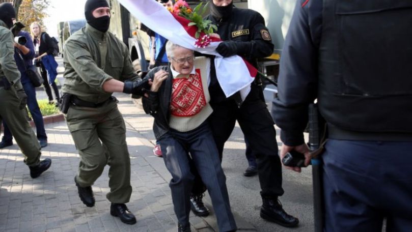 Sute de femei, arestate la Minsk. Bunica devenită simbol al protestelor