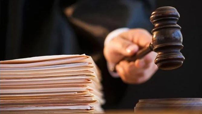 Au drogat și exploatat sexual o minoră: Doi bărbați, trimiși după gratii