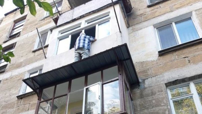 Un bătrân din Chișinău amenința că se aruncă în gol. Primele imagini