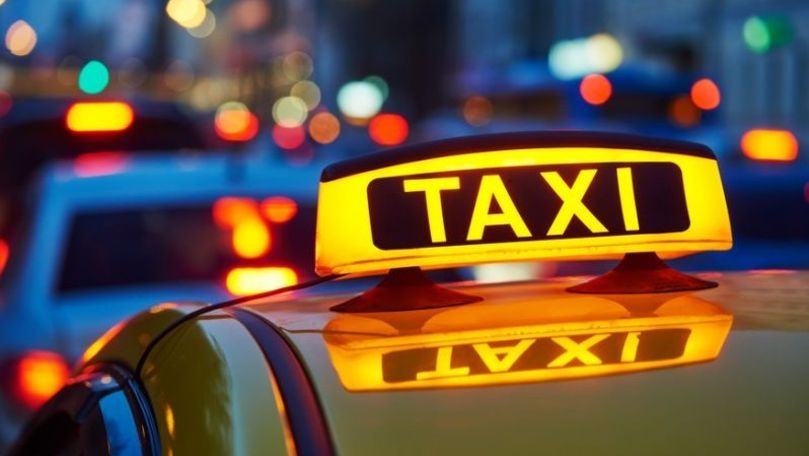 Scandal filmat în plină stradă după ce un taxi s-a ciocnit cu o mașină