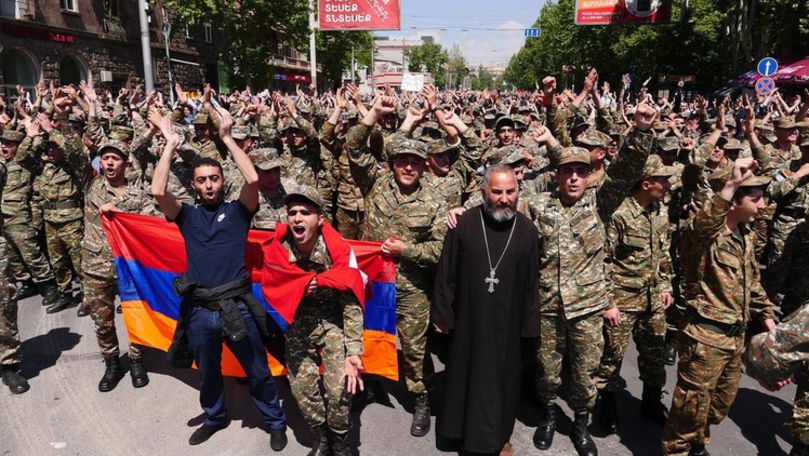 Situația se complică la Erevan. Militarii, de partea protestatarilor