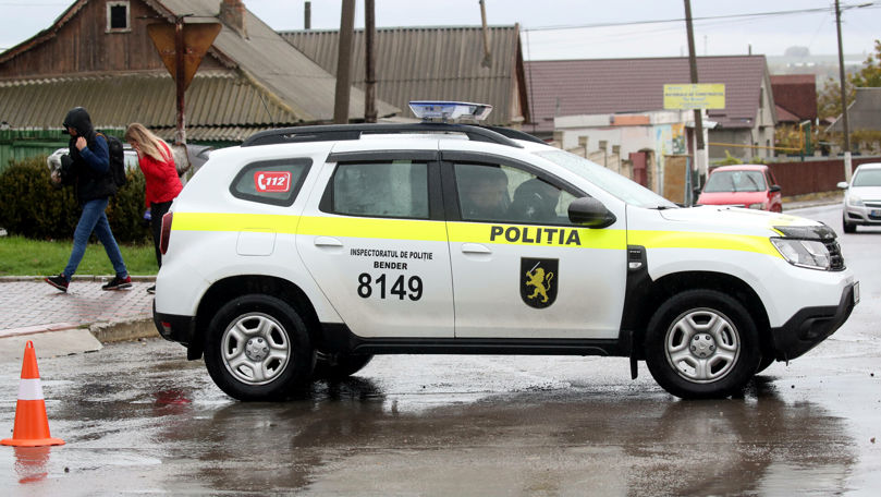 O femeie cu un cablu electric în jurul gâtului, salvată de polițiști