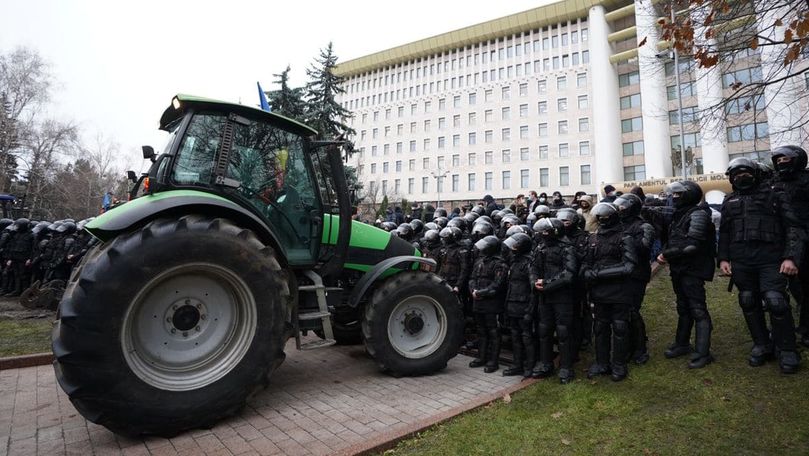МВД сообщает, что пострадали четыре сотрудника Главного инспектората карабинеров. 