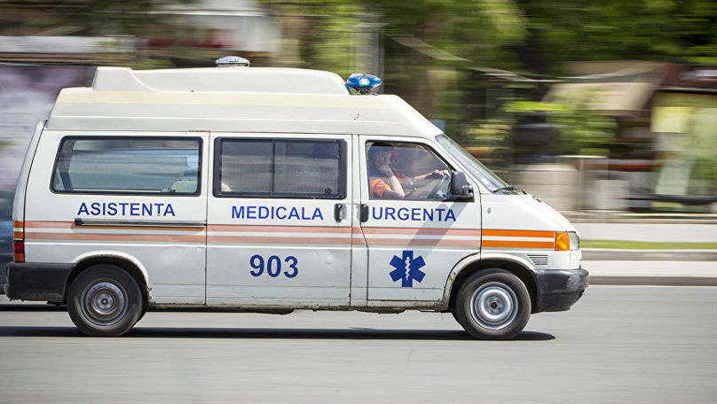 В центре Кишинёва рекламный щит упал на женщину.