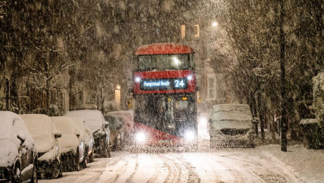 Ninge abundent în Marea Britanie: Aeroporturi închise și trenuri blocate
