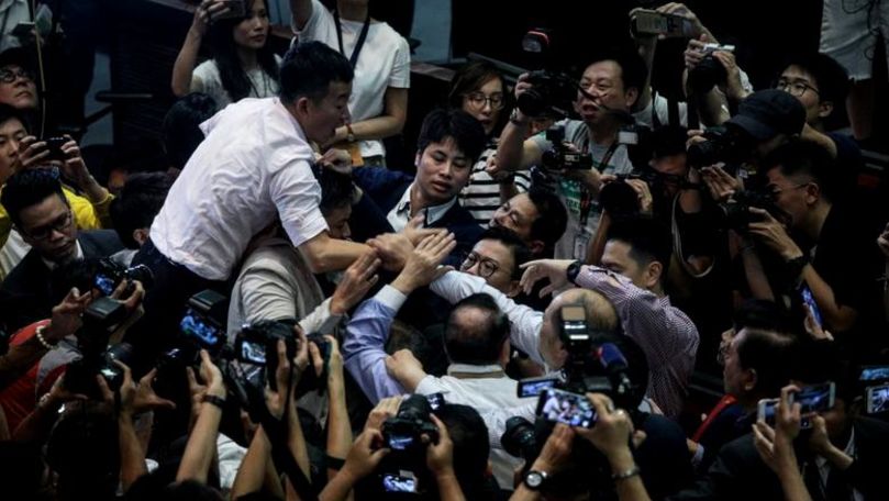 Bătaie în Parlamentul din Hong Kong: Mai mulți deputați, răniți