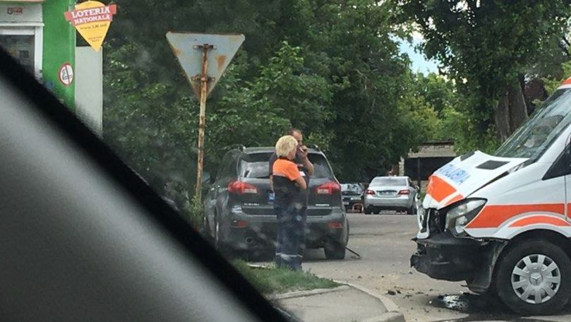 Accident cu implicarea unei ambulanțe pe o stradă din Capitală