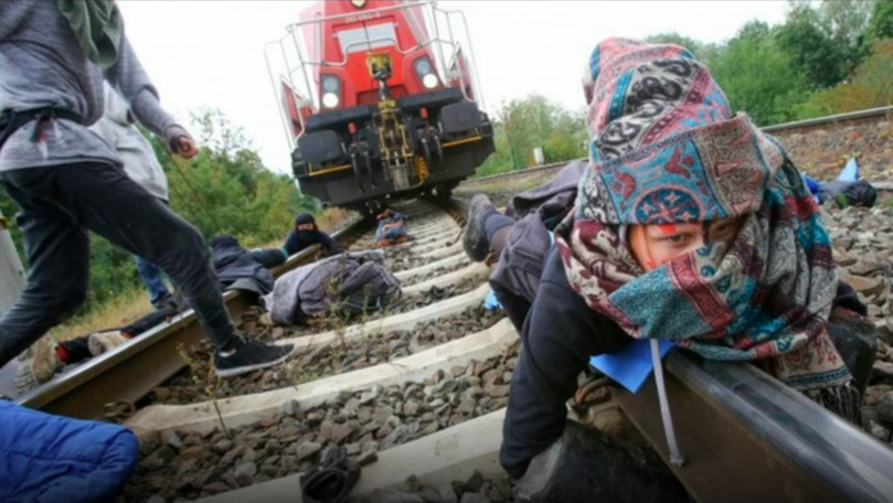 Tren blocat în Germania: Activiştii s-au legat cu lanţuri de şine