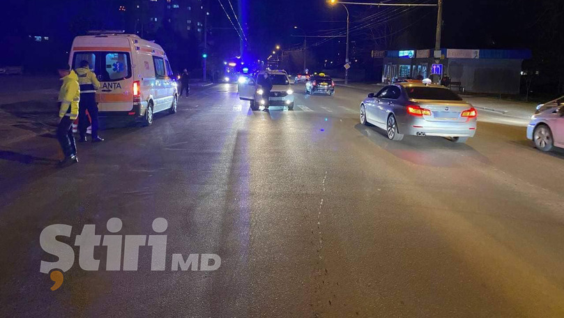 Chișinău: O mașină a lovit o tânără care traversa regulamentar strada