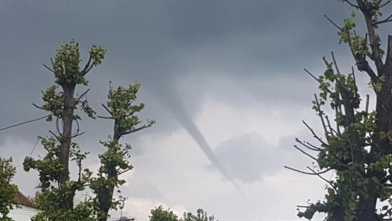 В Румынии засняли торнадо.