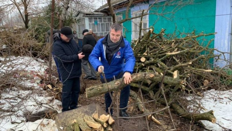 Sîrbu s-a filmat din nou cum taie lemne într-o gospodărie din Glodeni