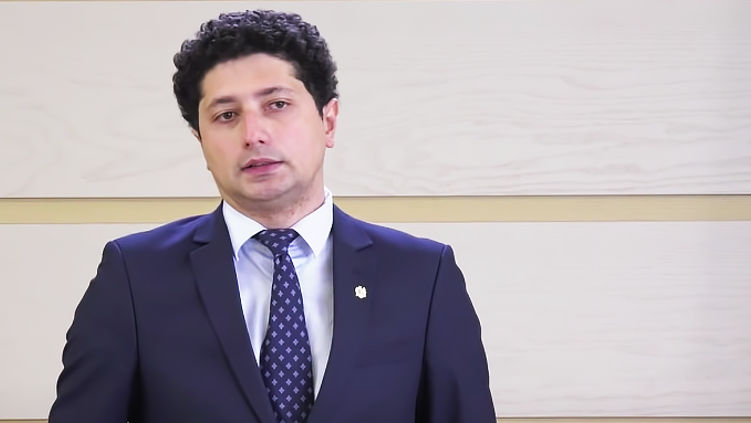 Депутат PAS Раду Мариан.