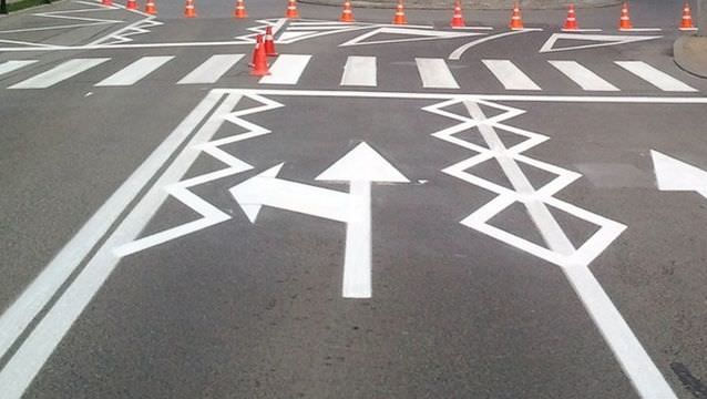 Atenție, șoferi: În țară vor apărea indicatoare și marcaje rutiere noi