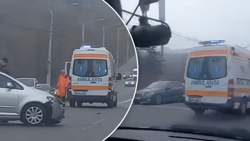 Acident la o intersecție din Capitală: O ambulanță în misiune, tamponată