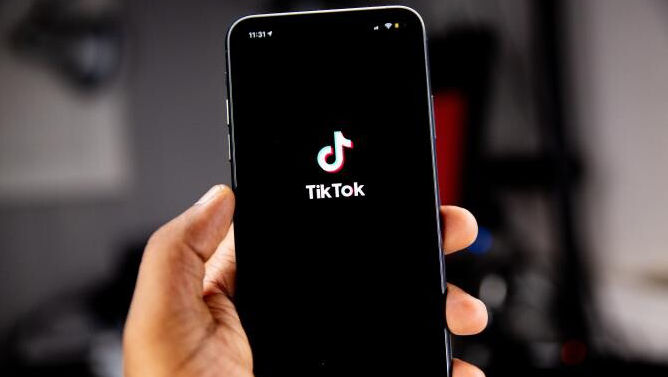 TikTok devine librărie: Cărțile vor fi disponibile în aplicație