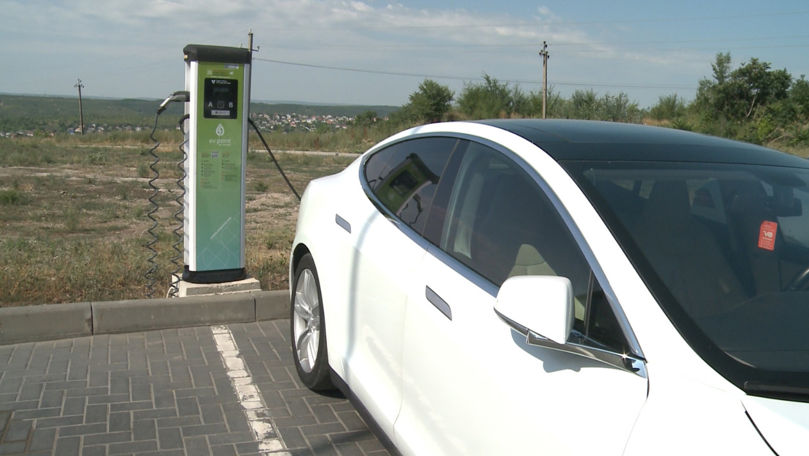 Tot mai mulți moldoveni aleg mașini electrice și hibride