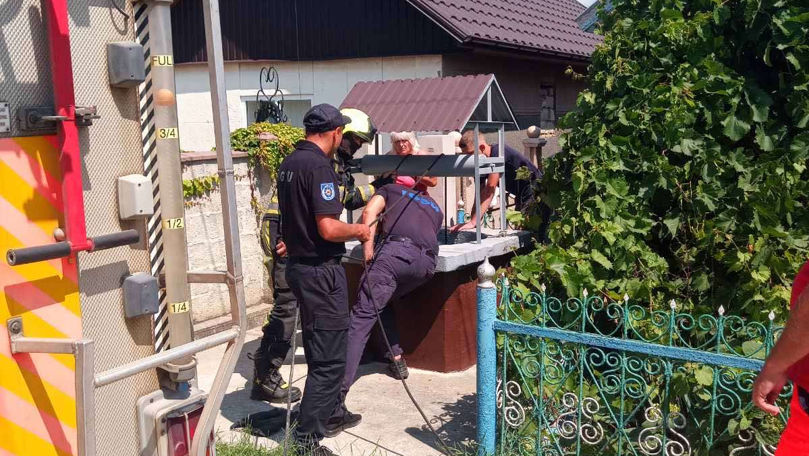 Briceni: O femeie, salvată de pompieri după ce a căzut într-o fântână