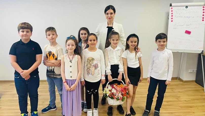 O tânără din Bucureşti învaţă copiii din Chişinău codul bunelor maniere