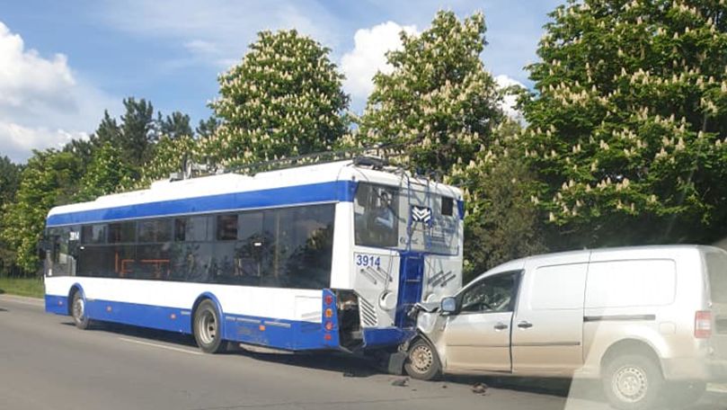 Un automobil a tamponat un troleibuz de pe ruta Stăuceni-Chișinău