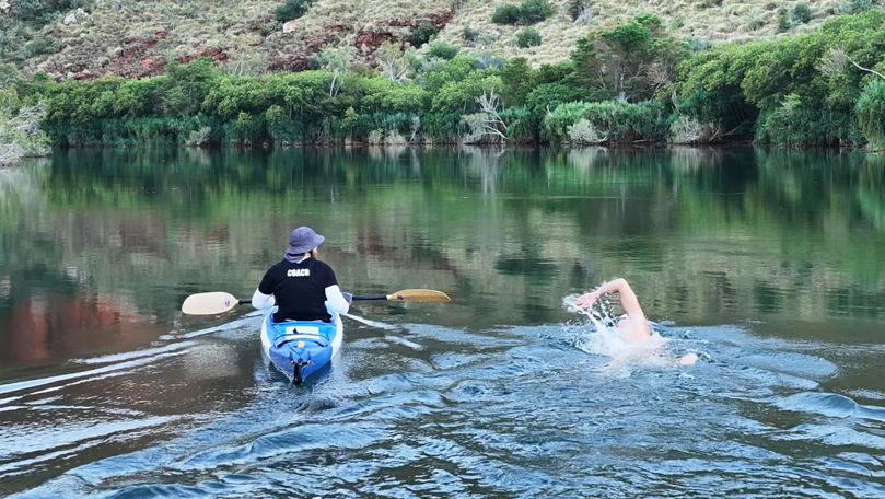 Ультрамарафонец установил рекорд в заплыве в реке с крокодилами.