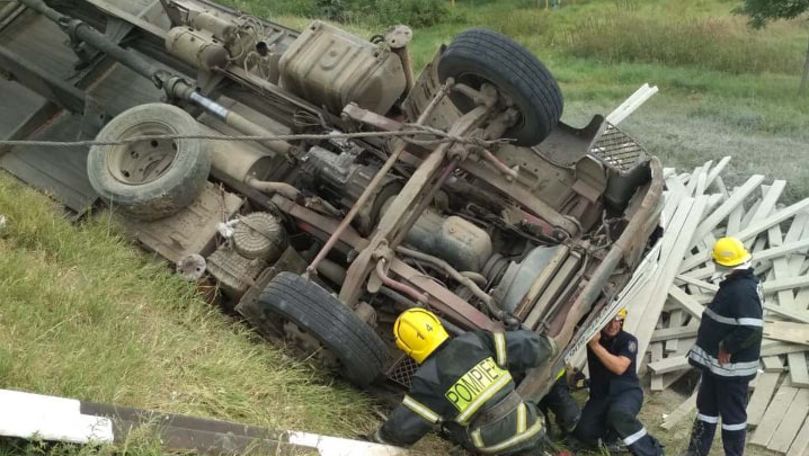 Descarcerare la Cantemir: Șoferul, blocat după ce camionul s-a răsturnat