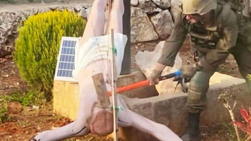 Un soldat israelian a distrus o statuie a lui Iisus Hristos în timpul unui raid în sudul Libanului.