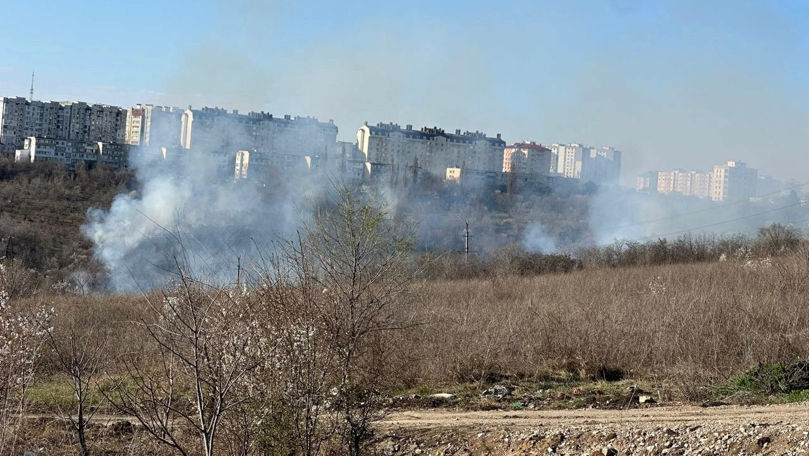 Incendiu de vegetație în sectorul Botanica: Pompierii, la fața locului