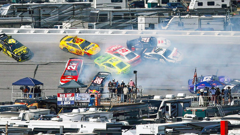 В США произошла масштабная авария во время гонки NASCAR.