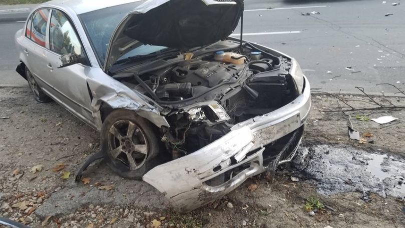 Două mașini s-au ciocnit în Chișinău: Un șofer, transportat la spital