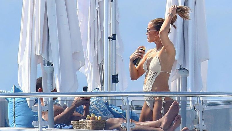 Jennifer Lopez, cu iubitul în Italia. Artista a dansat pe mese