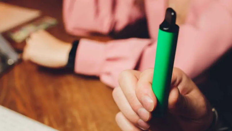 Cum minorii din Moldova cumpără vape-uri online, deși legea interzice