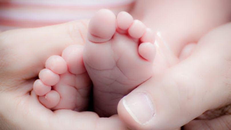 Mamele cu COVID-19 din țară nu sunt separate de bebeluşi la maternitate