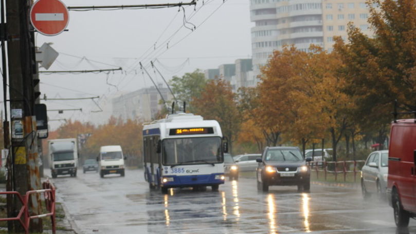 Un călător a filmat cum plouă într-un troleibuz din Capitală