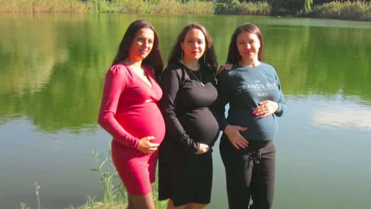 Povestea a trei surori care au rămas însărcinate în același timp