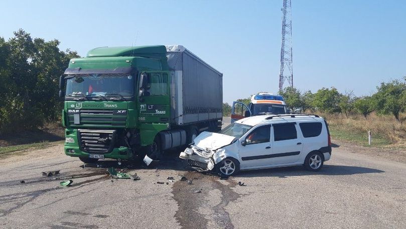 O mașină s-a lovit de un TIR la Strășeni. Primele imagini